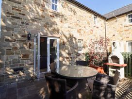 An outdoor seating area with chairs and a table at Pippin in Lucker