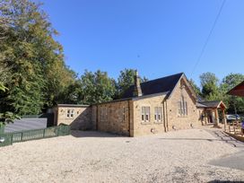 A house with gravel driveway and trees at Pippin in Lucker
