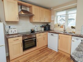 A kitchen with appliances and cabinets at Ahoy in Seahouses