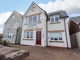 A house with multiple windows and a front door at Farne Cottage in Beadnell