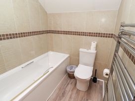 A bathroom with a bathtub and toilet at Russet in Lucker