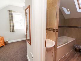 A bathroom with a bathtub, sink and toilet at Russet in Lucker