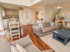 A living room with a dining area and kitchen at The Beach Hut in Beadnell