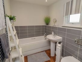 A bathroom with a bathtub, sink, and toilet at The Beach Hut in Beadnell