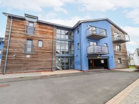 An apartment building with balconies and entrance at Cuddy's Holm in Seahouses