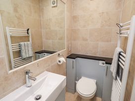A bathroom with a washbasin and toilet at Dell Point in Beadnell