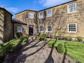 A house with a garden and pathway at Treetops, Alnwick