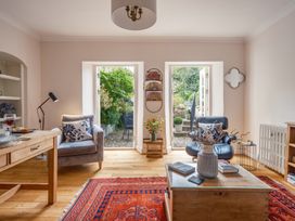 A living room with a table and chairs at Westhill House in Warkworth