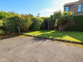 An outdoor area with hedges and grass at Links View in Embleton
