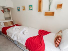 A bedroom with twin beds and decorative items at Hardys House in Alnwick
