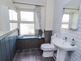 A bathroom with a sink and toilet at Hardys House in Alnwick