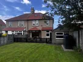 A house with a garden and fence at Glenavon in Seahouses