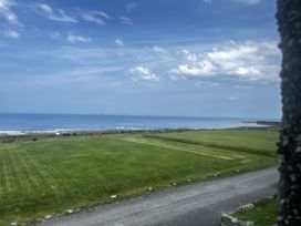 A view of the ocean and grassland at Glenavon in Seahouses
