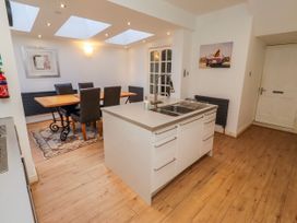 A dining room with a table and chairs at Alnbank in Alnmouth