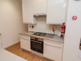 A kitchen with a gas stove and oven at Alnbank in Alnmouth