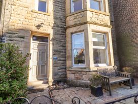 An entrance area with a door and bench at Alnbank in Alnmouth