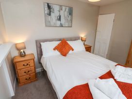 A bedroom with a double bed and bedside tables at Heather Cottages - Grayling in Bamburgh