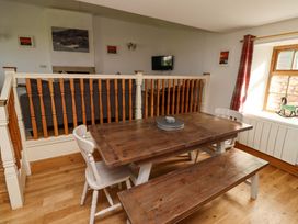 A dining room with a table and chairs at Heather Cottages - Grey Seal in Bamburgh