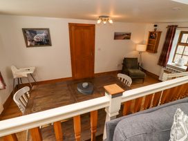A dining room with a table and chairs at Heather Cottages - Grey Seal in Bamburgh