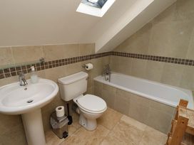 A bathroom with a sink, toilet and bathtub at Heather Cottages - Grey Seal in Bamburgh
