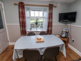 A dining room with a table and chairs at Heather Cottages - Plover in Bamburgh
