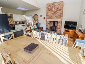 A living room with a fireplace and kitchen in Red Fox, Lucker