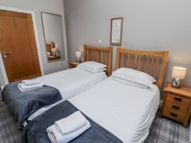 A bedroom with twin beds and nightstands at Red Fox in Lucker