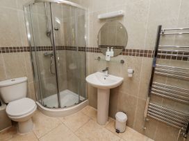 A bathroom with a shower, toilet, and sink at Red Fox in Lucker