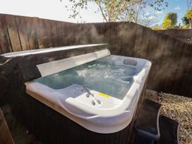 A hot tub surrounded by wooden fencing at Red Fox in Lucker