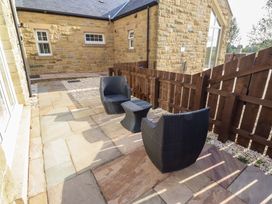 A garden with patio furniture at Roe Deer in Lucker