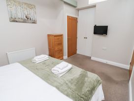 A bedroom with a bed and towels at Chiff Chaff in Lucker