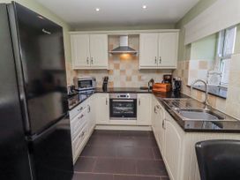 A kitchen with appliances and cabinets at Greenfinch in Lucker
