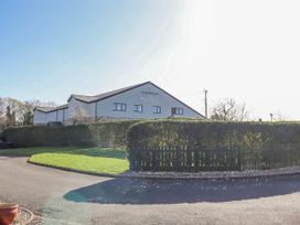 A building with windows and a hedge at Greenfinch in Lucker