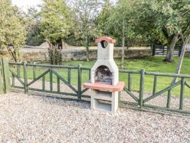A barbecue in an outdoor area at Rosefinch in Lucker