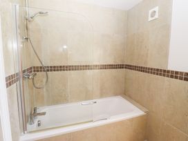 A bathtub with shower features at Chaffinch in Lucker