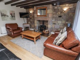 A living room with a sofa and coffee table at Goldfinch in Lucker