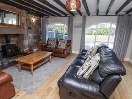 A living room with a sofa and coffee table at Goldfinch in Lucker