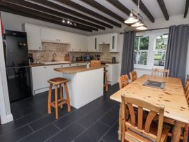 A kitchen with a dining table and chairs at Goldfinch in Lucker