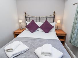 A bedroom with a bed and bedside tables at Goldfinch in Lucker