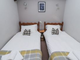 A bedroom with two single beds at Goldfinch in Lucker