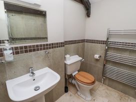 A bathroom with a sink and toilet at Goldfinch in Lucker