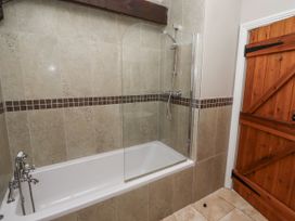 A bathroom with a bathtub and shower at Goldfinch in Lucker