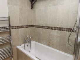 A bathroom with a bathtub and shower at Goldfinch in Lucker