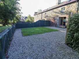 A garden area with gravel and grass at Goldfinch in Lucker