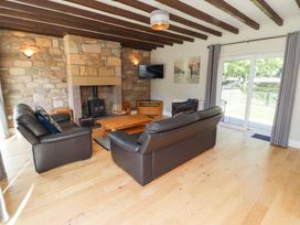 A living room with a sofa and coffee table at Bullfinch in Lucker