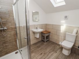 A bathroom with shower, toilet, sink and cabinet at Old Mill (Lucker)