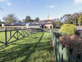 A garden with a house in the background at Millstone in Lucker