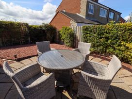 A garden with a table and chairs at 6 Westview Embleton