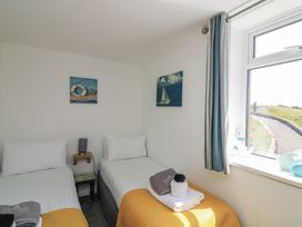 A bedroom with two single beds at Sunset Sea View Chalet in Millbrook