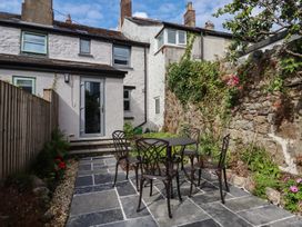 A garden with a table and chairs at The Cottage on The Square Chagford